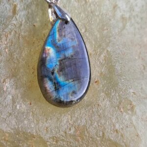 Découvrez le pendentif labradorite arc-en-ciel-goutte Un bijou unique qui allie beauté et bienfaits spirituels. La labradorite, connue pour ses reflets irisés et ses propriétés protectrices, est prisée pour sa capacité à renforcer l'intuition et à favoriser la clarté mentale. Ce pendentif, avec ses nuances éclatantes, ne se contente pas d'embellir votre look ; il agit également comme un talisman, vous aidant à naviguer à travers les défis de la vie quotidienne. Que vous soyez passionné de lithothérapie ou simplement à la recherche d'un accessoire original, le pendentif labradorite arc-en-ciel est un choix parfait pour allier style et bien-être.