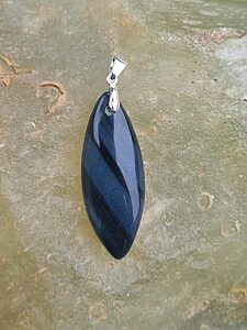 Le pendentif Œil de Faucon est une pierre de tolérance qui ouvre à de nouvelles idées et stimule l'écoute des autres. En portant ce pendentif, vous pouvez aider à relativiser les situations et bénéficier du courage et de la force nécessaires pour bannir les peurs et avancer vers le bonheur. Ce bijou ne se limite pas à son esthétique ; il incarne également des vertus spirituelles puissantes qui enrichissent votre quotidien.