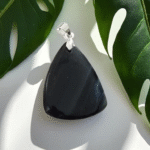 Découvrez le pendentif Œil de Faucon en forme de goutte, un bijou unique qui allie élégance et bienfaits. Également connu sous le nom de pendentif en pierre d'Œil de Faucon ou collier Œil de Faucon, ce bijou est prisé pour ses propriétés protectrices et apaisantes. Que vous soyez à la recherche d'un accessoire tendance ou d'un talisman spirituel, le pendentif Œil de Faucon saura répondre à vos attentes tout en ajoutant une touche de sophistication à votre style. Plongez dans l'univers fascinant de cette pierre et découvrez ses multiples vertus.