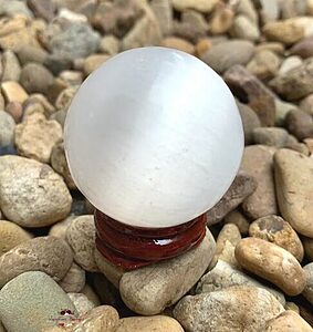 Pour améliorer votre expérience, explorez notre sphère en sélénite de 40 mm de diamètre. Cette pièce unique apporte une touche d'élégance à votre décoration. De plus, elle est idéale pour la méditation et le bien-être. N'attendez plus pour l'ajouter à votre collection !