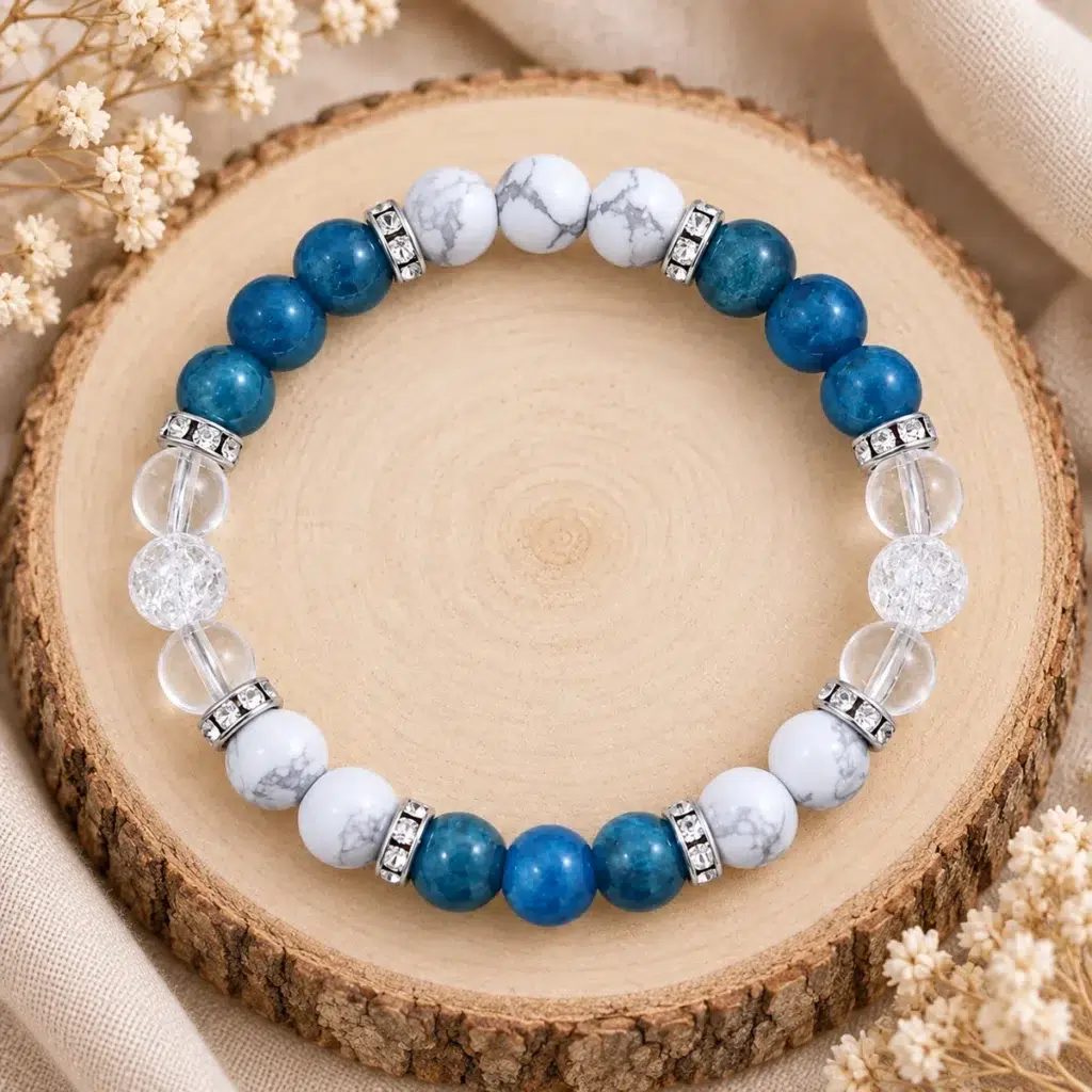 Bracelet minceur Apatite Howlite Cristal de roche sur fond bois naturel