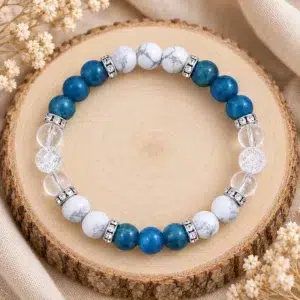 Bracelet minceur Apatite Howlite Cristal de roche sur fond bois naturel