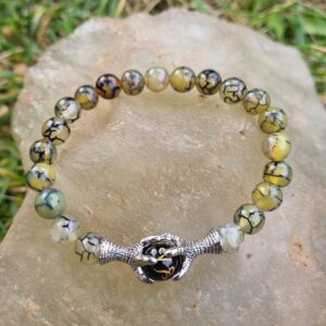 Découvrez notre bracelet Agate veine de dragon avec ses perles griffes de dragon, une pièce unique qui allie style et puissance. En effet, l'agate veine de dragon est réputée pour ses propriétés protectrices et apaisantes. De plus, les perles griffes de dragon ajoutent une touche d'élégance tout en renforçant l'énergie de ce bracelet. Ainsi, ce bijou est parfait pour ceux qui souhaitent allier esthétique et bien-être au quotidien.