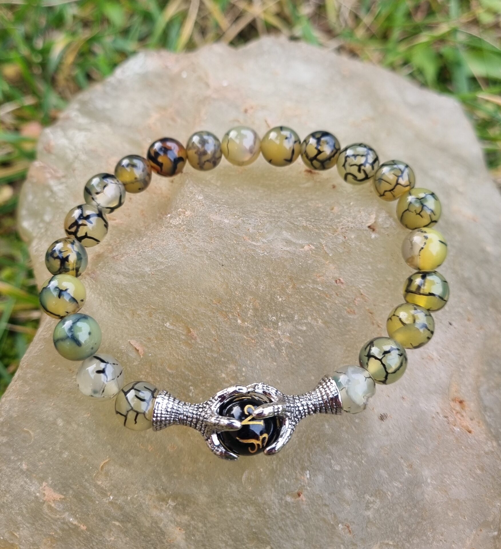 Découvrez notre bracelet Agate veine de dragon avec ses perles griffes de dragon, une pièce unique qui allie style et puissance. En effet, l'agate veine de dragon est réputée pour ses propriétés protectrices et apaisantes. De plus, les perles griffes de dragon ajoutent une touche d'élégance tout en renforçant l'énergie de ce bracelet. Ainsi, ce bijou est parfait pour ceux qui souhaitent allier esthétique et bien-être au quotidien.