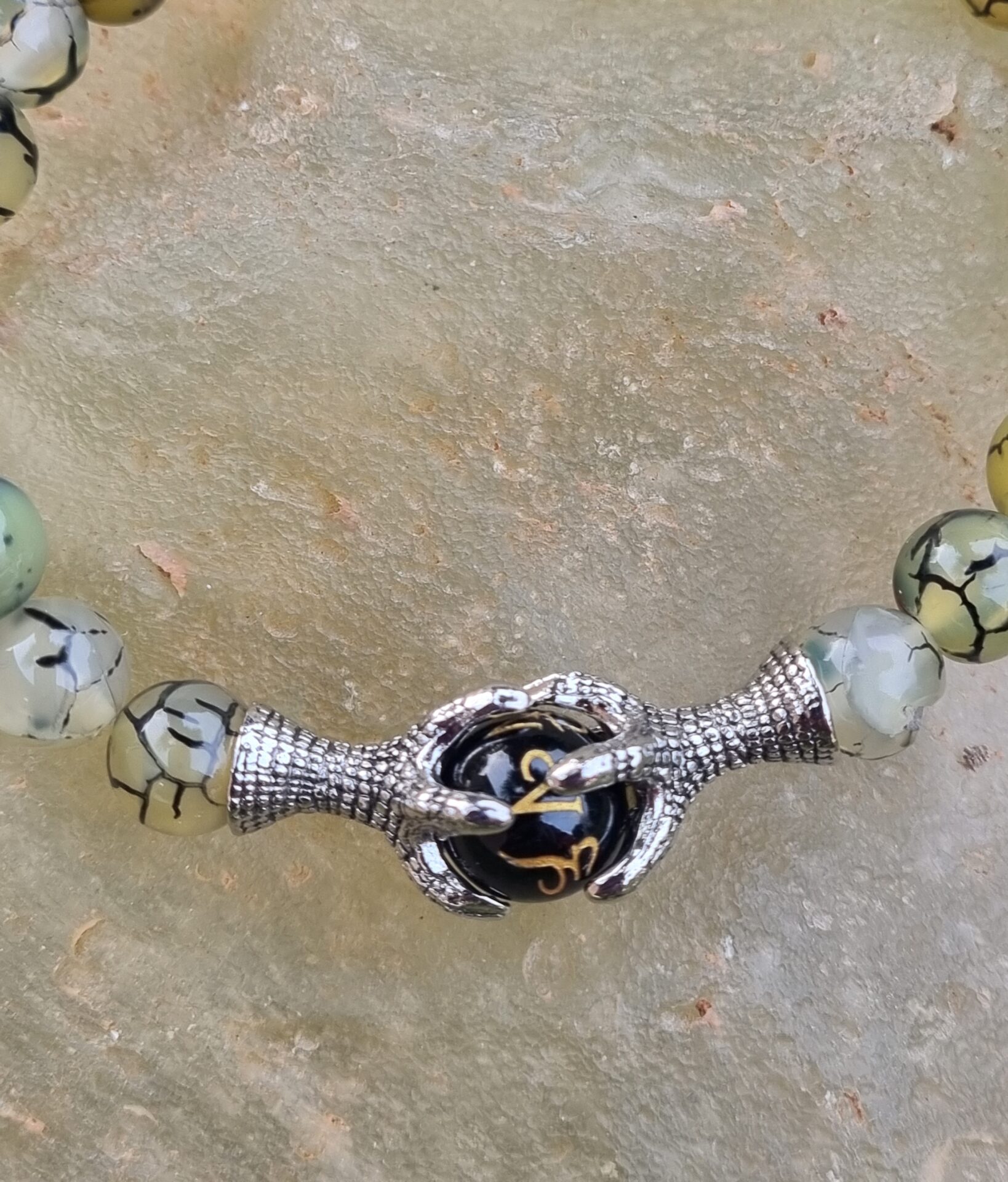 Agate veine de dragon donne de l’énergie, confiance en soi, et renforce le courage. C’est aussi une pierre de communication. Elle nous aide à prendre des nouvelles initiatives, nous libère de nos peurs et détourne les énergies négatives. Dissous les blocages et barrages intérieurs de notre corps. L’Agate est une pierre qui apporte bonheur, richesse, amitié.