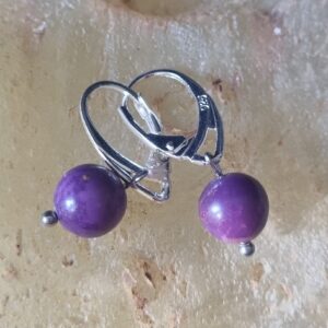 Découvrez les magnifiques boucles d'oreilles en phosphosidérite, ornées d'une élégante attache en argent 925. Ces bijoux uniques ne se contentent pas d'ajouter une touche de couleur à votre tenue, mais ils apportent également une énergie apaisante grâce à la pierre naturelle.