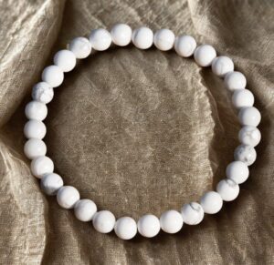 Optez pour le bracelet Howlite, qui favorise la paix intérieure et réduit le stress. En effet, ce bijou élégant vous aide à trouver l'équilibre et à améliorer votre bien-être au quotidien !