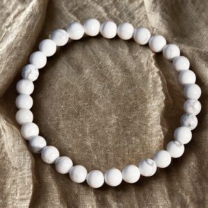 Optez pour le bracelet Howlite, qui favorise la paix intérieure et réduit le stress. En effet, ce bijou élégant vous aide à trouver l'équilibre et à améliorer votre bien-être au quotidien !