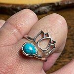 La turquoise apporte assurance et estime de soi. De plus, elle développe le sentiment d’amitié et rend les personnes moins méfiantes, favorisant ainsi la confiance. En engendrant des sentiments de compassion, d’empathie et d’attention envers autrui, elle renforce les relations sociales, les échanges, l’amitié et l'affection.