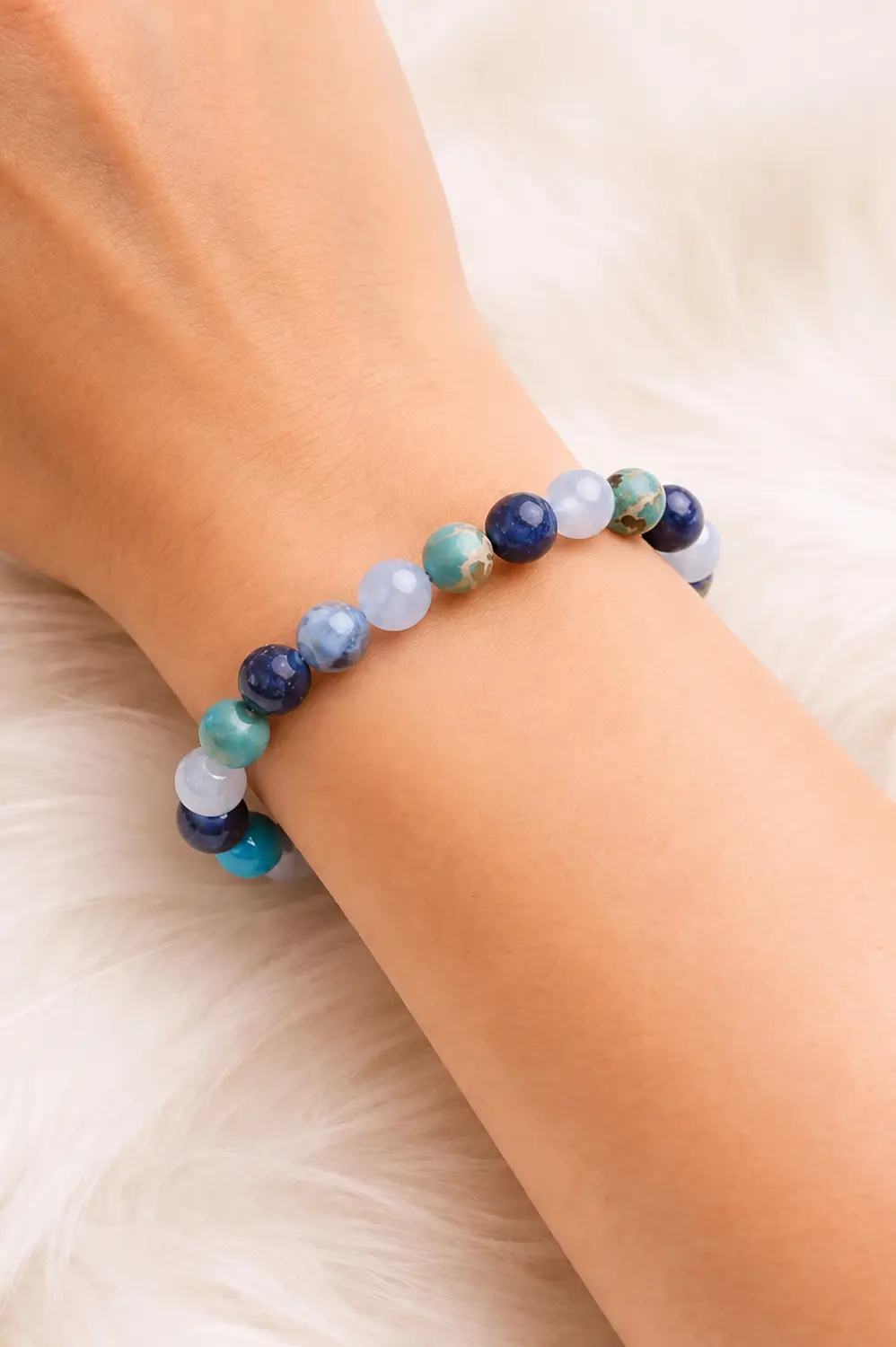 Bracelet Sodalite Calcédoine Turquoise Harmonie et Expression porté au poignet
