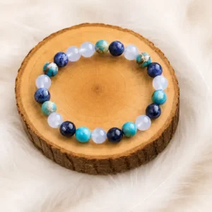 Bracelet Sodalite Calcédoine Turquoise Harmonie et Expression présenté sur un rondin de bois