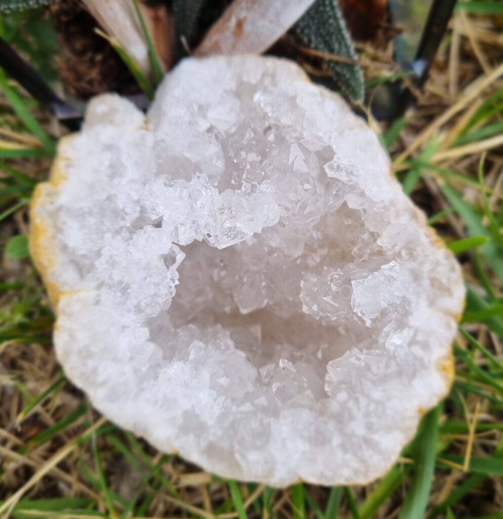 Découvrez cette magnifique géode de Quartz Blanc pesant 416 grammes, un véritable trésor de la nature. Avec ses cristaux éclatants et sa beauté unique, cette géode apportera une touche d'élégance à votre intérieur tout en offrant des propriétés purifiantes et énergisantes. Idéale pour recharger vos pierres ou simplement pour embellir votre espace, elle est un incontournable pour les amateurs de lithothérapie et de décoration naturelle.