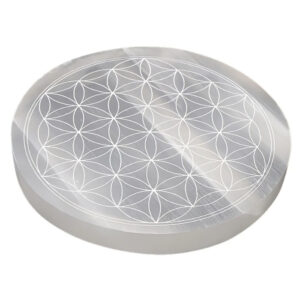 Plaque de rechargement en sélénite Fleur de Vie 15 cm - Énergie et Harmonie. Découvrez notre magnifique plaque de rechargement en sélénite, ornée du symbole de la "Fleur de Vie".En effet, mesurant 18 cm, cette pièce unique allie esthétique et bienfaits énergétiques.