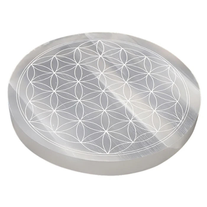Plaque de rechargement en sélénite Fleur de Vie 15 cm - Énergie et Harmonie. Découvrez notre magnifique plaque de rechargement en sélénite, ornée du symbole de la "Fleur de Vie".En effet, mesurant 18 cm, cette pièce unique allie esthétique et bienfaits énergétiques.