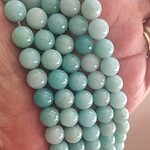 Les perles Amazonite captivent par leur couleur vibrante et apaisante, oscillant entre le bleu-vert et le turquoise. En effet, ces perles ajoutent une touche de fraîcheur et de sérénité à vos créations.