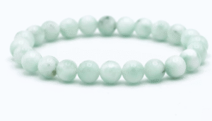 Découvrez le bracelet en garniérite, un bijou captivant qui allie beauté et bienfaits. Cette pierre, souvent reconnaissable par sa couleur verte apaisante, attire immédiatement le regard. En effet, la garniérite est réputée pour ses propriétés calmantes et équilibrantes. Par conséquent, porter ce bracelet vous permet de profiter d’une sensation de sérénité tout au long de la journée