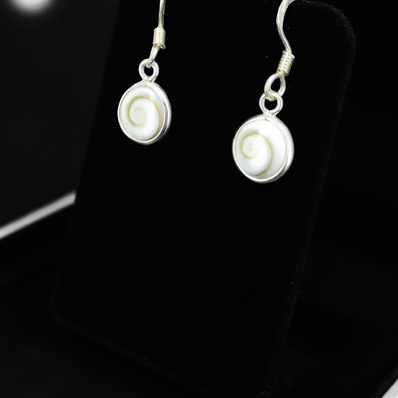 Apportez élégance et protection avec le pendentif Œil de Sainte Lucie. Ce bijou coquillage méditerranéen porte chance, éloigne le mauvais œil et séduit par ses nuances naturelles blanches et orangées. Un accessoire raffiné et chargé d’énergie positive.