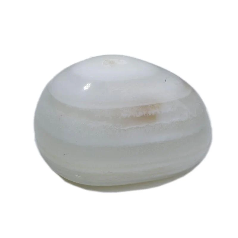 L’agate blanche est une pierre naturelle aux reflets laiteux, symbole de pureté et d’harmonie. Très appréciée en lithothérapie, elle est connue pour ses vertus apaisantes et protectrices
