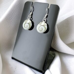 Apportez élégance et protection avec ces boucles d’oreilles Œil de Sainte Lucie. Ce bijou coquillage méditerranéen porte chance, éloigne le mauvais œil et séduit par ses nuances naturelles blanches et orangées. Un accessoire raffiné et chargé d’énergie positive.