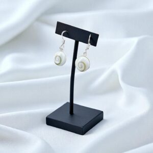 Apportez élégance et protection avec ces Boucles d’oreilles Œil de Sainte-Lucie en argent. En effet, ce bijou coquillage méditerranéen attire la chance et éloigne le mauvais œil. De plus, ses nuances naturelles, blanches et orangées séduisent instantanément. Ainsi, chaque accessoire devient un petit talisman raffiné, chargé d’énergie positive.