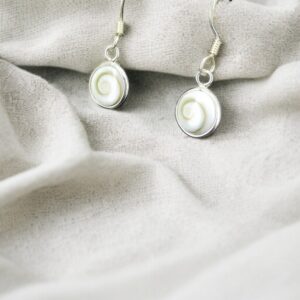 Apportez élégance et protection avec ces boucles d’oreilles Œil de Sainte Lucie. Ce bijou coquillage méditerranéen porte chance, éloigne le mauvais œil et séduit par ses nuances naturelles blanches et orangées. Un accessoire raffiné et chargé d’énergie positive.