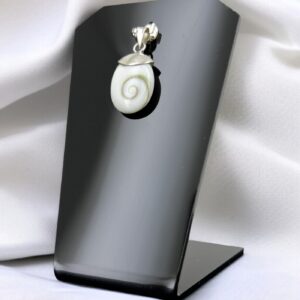 Apportez élégance et protection avec le pendentif Œil de Sainte Lucie. Ce bijou coquillage méditerranéen porte chance, éloigne le mauvais œil et séduit par ses nuances naturelles blanches et orangées. Un accessoire raffiné et chargé d’énergie positive.