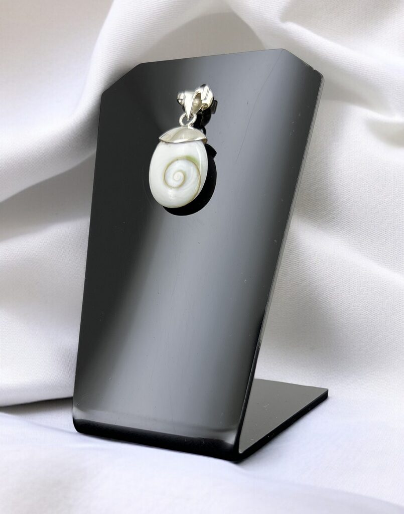 Apportez élégance et protection avec le pendentif Œil de Sainte Lucie. Ce bijou coquillage méditerranéen porte chance, éloigne le mauvais œil et séduit par ses nuances naturelles blanches et orangées. Un accessoire raffiné et chargé d’énergie positive.