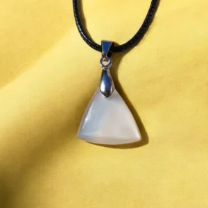 💎 Raffiné et doux, ce pendentif en pierre de lune blanche combine beauté et énergie positive. Parfait pour harmoniser votre style et votre esprit.