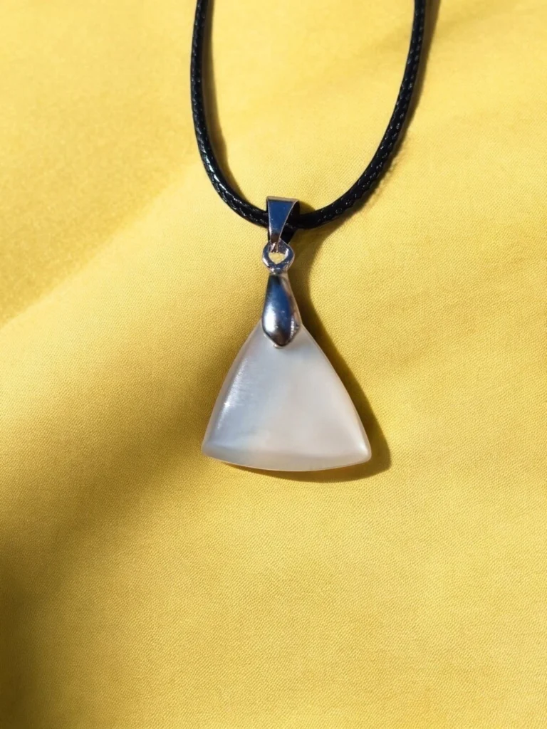 💎 Raffiné et doux, ce pendentif en pierre de lune blanche combine beauté et énergie positive. Parfait pour harmoniser votre style et votre esprit.