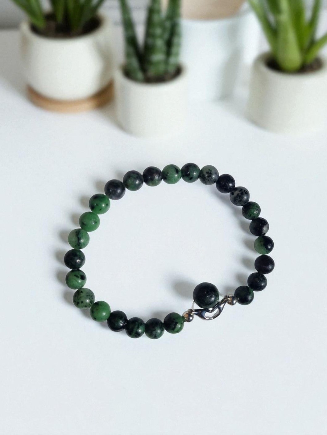 Adoptez le bracelet en Rubis zoïsite : Harmonie naturelle. Une pierre qui rééquilibre les émotions et favorise la régénération intérieure.