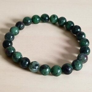 Adoptez le bracelet en Rubis zoïsite : Harmonie naturelle.  Une pierre qui rééquilibre les émotions et favorise la régénération intérieure.
