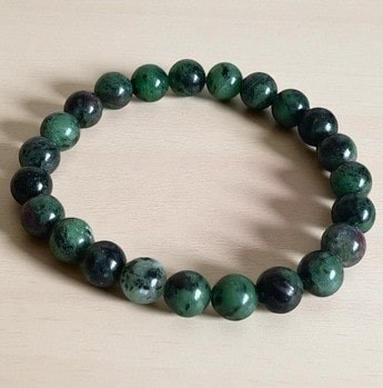 Adoptez le bracelet en Rubis zoïsite : Harmonie naturelle. Une pierre qui rééquilibre les émotions et favorise la régénération intérieure.