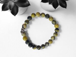 Adoptez le bracelet en Serpentine : Équilibre, protection et élégance, en un seul bijou.