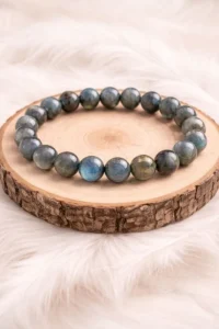 Bracelet labradorite en pierres naturelles sur rondin en bois