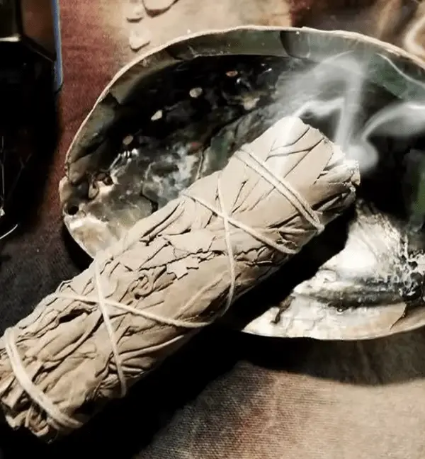 Purifier et recharger ses pierres avec la sauge