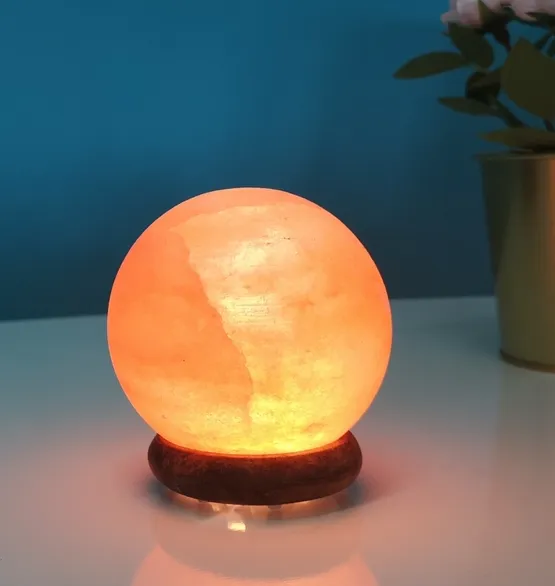 Lampe USB en Cristal de Sel d’Himalaya Sphère, sculptée à la main et fabriquée à partir de sel naturel cristallisé.