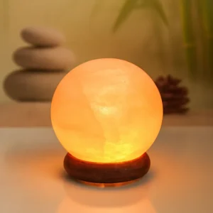 Lampe USB en Cristal de Sel d’Himalaya Sphère allumée, diffusant une lumière orangée douce et naturelle.