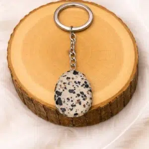 Porte-clés en Jaspe Dalmatien naturel sur rondin de bois