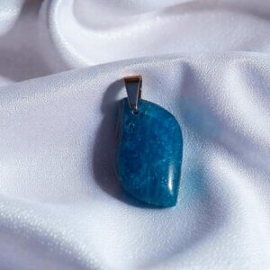 Pendentif apatite bleue naturelle Apatite 5, pierre polie unique.