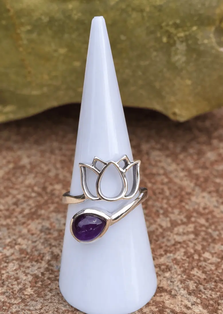 Bague en argent 925 avec améthyste naturelle violette, bijou spirituel présenté sur support