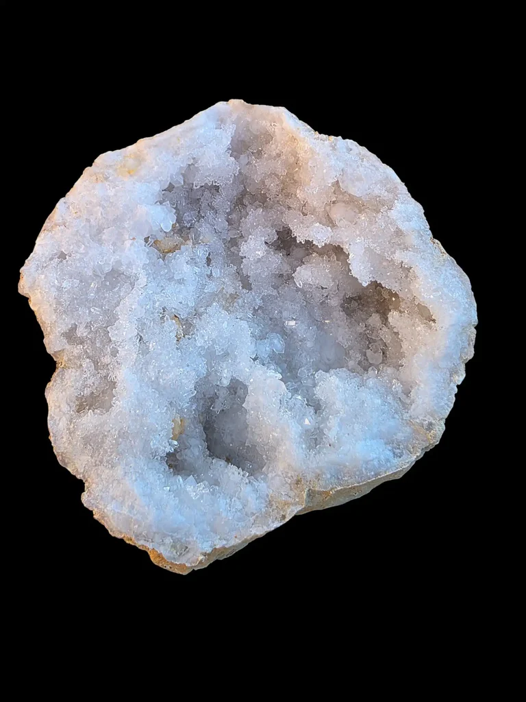 Recharger ses pierres dans une géode de quartz. Demi-géode de quartz blanc naturelle ouverte, cristaux brillants, pierre de lithothérapie pour purification et rechargement énergétique