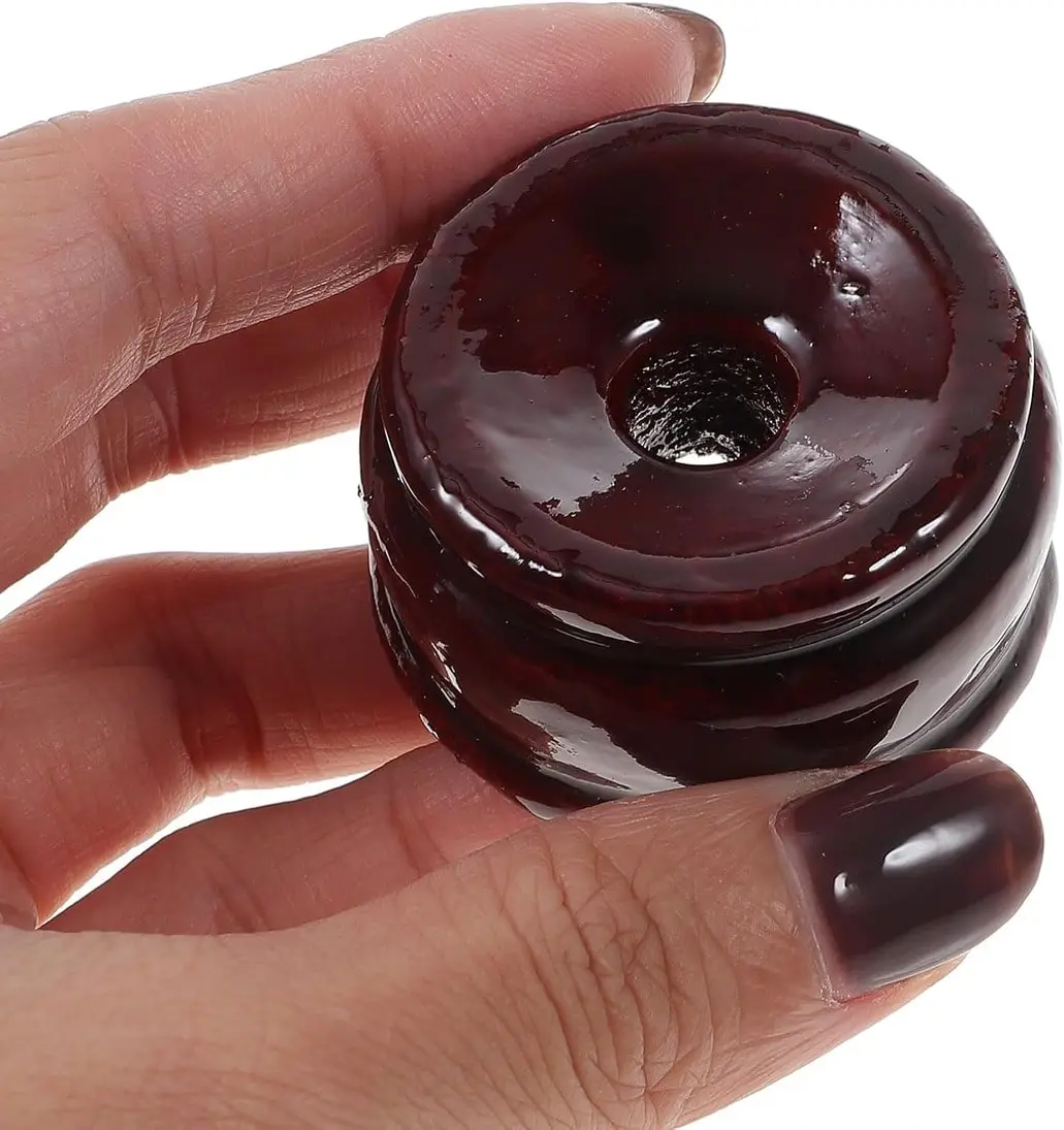 le design rond de la sphère de support en pierre est simple et élégant, adapté pour exposer des objets de différentes formes, mettant en valeur la beauté et les détails des objets