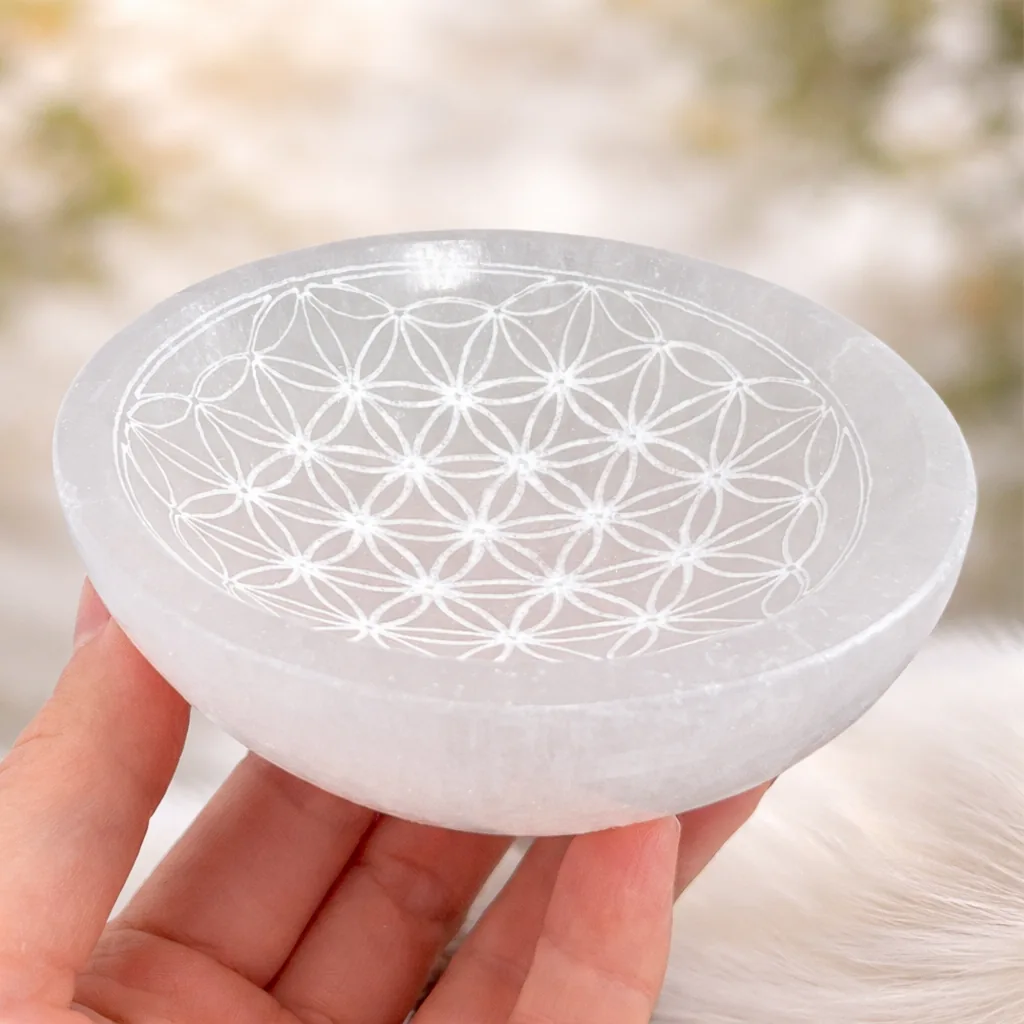 Bol en sélénite Fleur de Vie 12 cm tenu en main, pierre de purification énergétique