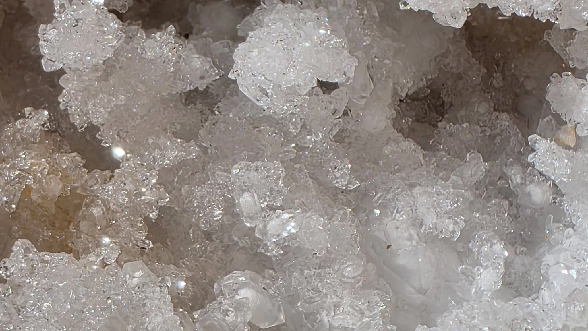 Détail macro des cristaux de quartz blanc lumineux dans la géode