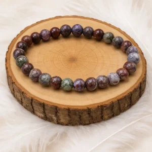 Bracelet en agate crazy lace rouge naturelle sur rondin en bois