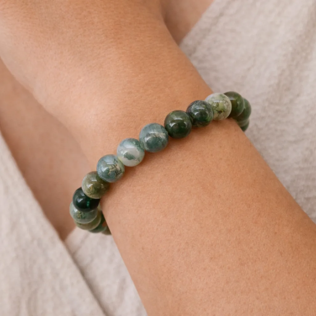 Bracelet agate mousse naturelle porté au poignet – bijou unisexe apaisant