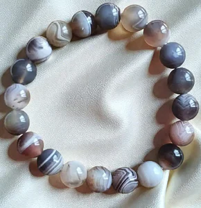 bracelet agate botswana sur drap blanc
