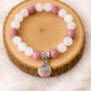 Bracelet confiance en soi en quartz rose et rhodonite en pierres naturelles, présentation sur rondin en bois
