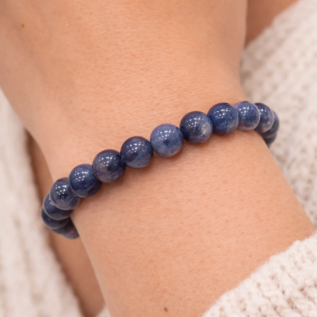 Bracelet Iolite porté au poignet – Cordiérite bleue naturelle