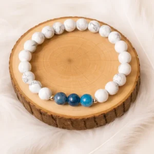 Bracelet minceur apatite howlite en pierres naturelles blanches et bleues sur support en bois